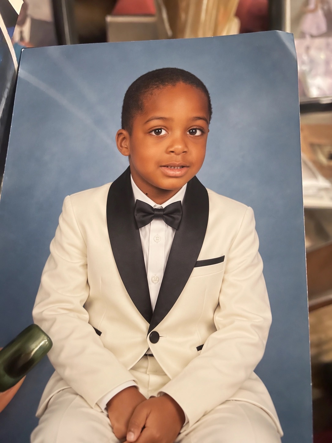 Ejemplo de ChatGPT Images 2.5 de OpenAI: el retrato con un esmoquin marfil y una pajarita negra